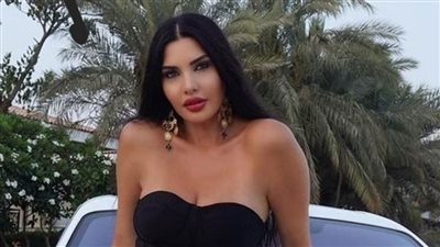  لاميتا فرنجية تستعرض أنوثتها بفستان لافت