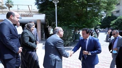 وزير الصحة يتفقد الامتحانات التحريرية للأطباء الملتحقين ببرنامج الزمالة المصرية (صور)