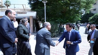 وزير الصحة يتفقد الامتحانات التحريرية للأطباء الملتحقين ببرنامج الزمالة المصرية (صور)