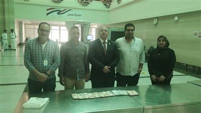 جمارك مطار أسيوط تضبط محاولة تهريب كمية من النقد المصرى والأجنبى مع راكب