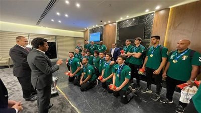 وزير الرياضة يستقبل شباب اليد بمطار القاهرة الدولي (صور)