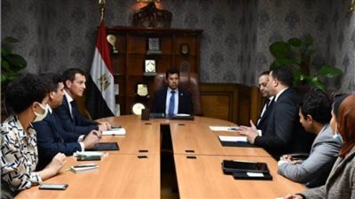 أشرف صبحي يبحث توفير أنظمة الطاقة الكهربائية الذكية بالمنشآت الشبابية والرياضية