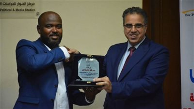 مركز الحوار يكرم رئيس المنظمة الاجتماعية للمرأة والشباب اليمني (صور)