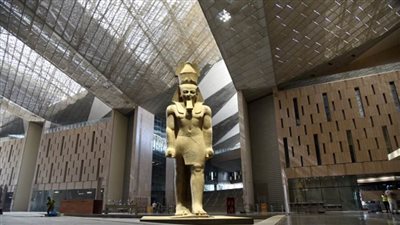 وزير السياحة يتابع مستجدات الأعمال بمنطقة خدمات الزائرين بالمتحف الكبير (صور)