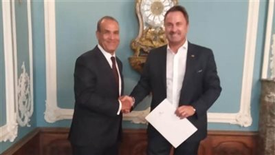 سفير مصر ببروكسل يسلم رئيس وزراء دوقية لوكسمبورج دعوة حضور COP27