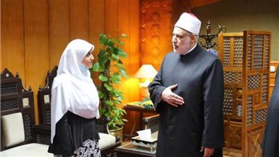 وكيل الأزهر يكرم الطالبة الفائزة بتمثيل مصر في «أولمبياد الألكسو» 