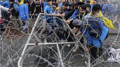 بسبب «ارتفاع أسعار الوقود».. آلاف الإندونيسيين يحتجون  