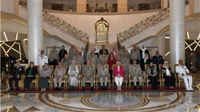 وزير الدفاع يكرم قادة القوات المسلحة المحالين للتقاعد 