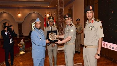 وزير الدفاع يكرم قادة القوات المسلحة المحالين للتقاعد (صور)