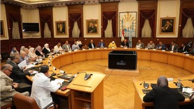 محافظ القاهرة يناقش الخطة الاستثمارية بالمنطقتين الغربية والجنوبية   