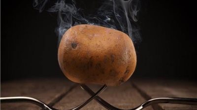 ترفع الجلوكوز في الدم.. تحذير من تناول البطاطس الساخنة 