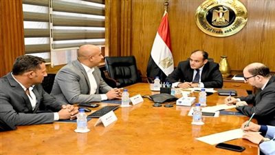 وزير التجارة يلتقي بممثلي أول شركة مصرية تعمل في مجال تكنولوجيا تحويل المركبات للعمل بالطاقة الكهربائية