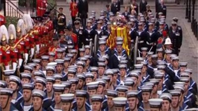 خروج نعش الملكة إليزابيث متوجهاً إلي كنيسة وستمنستر آبى 