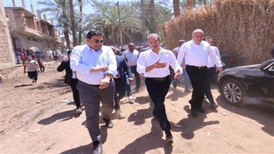 وزير الاتصالات يفتتح مشروعات تكنولوجية بقرى «حياة كريمة» في قنا (صور)