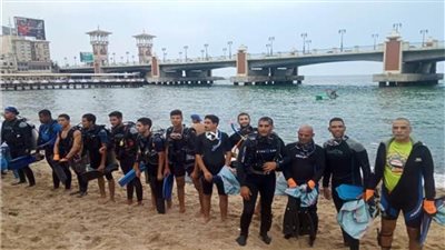 وزارة البيئة تشارك بحملة لتنظيف قاع البحر بشاطئ ستانلي بالإسكندرية 