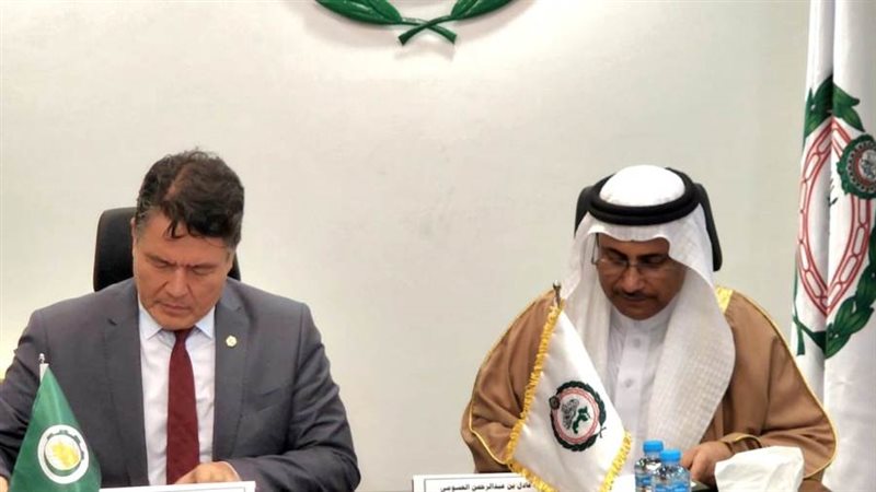 جانب من التوقيع