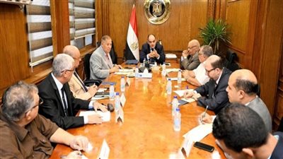وزير التجارة يتعهد بحصر المصانع المتعثرة لمساعدتها على عودة العمل (صور)