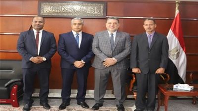 وزير القوى العاملة يلتقي قيادات 