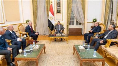 وزير الإنتاج الحربي يتابع مع 