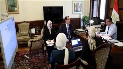 وزير الصحة يناقش خطة تطوير المعامل المركزية للارتقاء بجودة الخدمات المقدمة للمواطنين (صور)