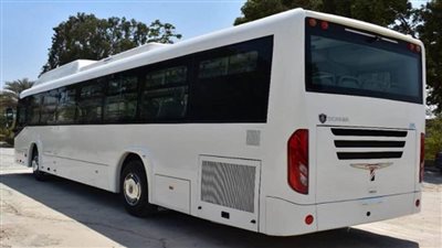 وزير قطاع الأعمال يستعرض نموذجا لحافلة غاز طبيعي من إنتاج 