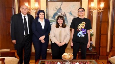 وزيرة الهجرة تستقبل الفائز ببطولة العالم في إحدى الألعاب الإلكترونية (صور)