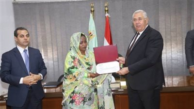 وزير الزراعة يسلم المبعوثين من 23 دولة إفريقية وأسيوية شهادات اتمام البرامج التدريبية في مجالي الدواجن والأسماك (صور)