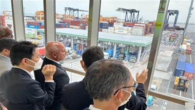 وزير النقل يزور ميناء طوكيو البحري (صور)