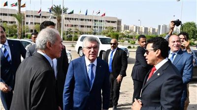 وزير الرياضة وتوماس باخ يصلان مقر اللجنة الأولمبية المصرية  