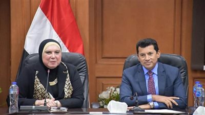 وزير الرياضة يلتقي نيفين جامع رئيس جهاز تنمية المشروعات الصغيرة والمتوسطة (صور)
