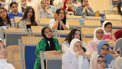 وزير التعليم العالي يتلقى تقريرًا بشأن تنظيم الأسبوع التعريفي بجامعة العلمين الدولية (صور)