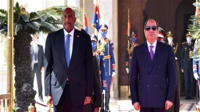 الرئيس السيسي يستقبل رئيس مجلس السيادة السوداني بمطار القاهرة 