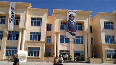 وزير التعليم العالي يستعرض تقريرًا عن المشروعات القومية للتعليم العالي في سيناء (صور)