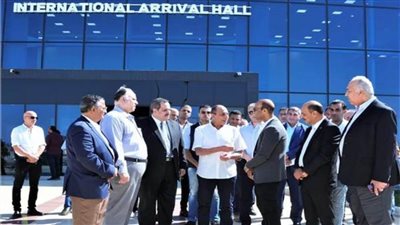 وزير الطيران يوجه بسرعة الانتهاء من أعمال التطوير بمطار سفنكس الدولي 