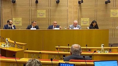 سفير مصر في باريس يُطلع أعضاء مجلس الشيوخ الفرنسي على رؤية مصر لمؤتمر COP27 