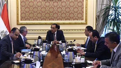 رئيس الوزراء يلتقي رئيس مجلس إدارة الهيئة العامة للمنطقة الاقتصادية لقناة السويس (صور)