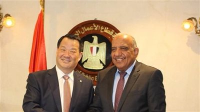 وزير قطاع الأعمال يبحث مع مجموعة 