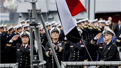 قائد القوات البحرية يرفع العلم المصري على الفرقاطة «العزيز» | صور