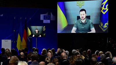 الرئيس الأوكراني يطالب المجتمع الدولي بتغطية عجز ميزانية بلاده.. والأخير يرد