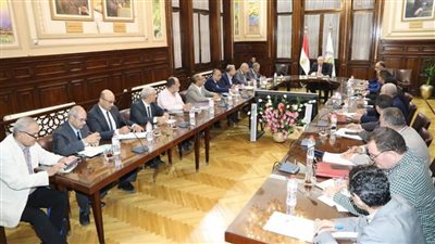 وزير الزراعة يعقد اجتماعا لتشجيع المزارعين على استخدام  الميكنة الحديثة تنفيذا لتوجيهات الرئيس السيسي