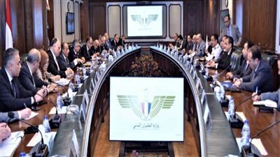 وزير الطيران يوجه بتقديم كافة التيسيرات وجودة الخدمات للمسافرين مع الالتزام بتطبيق المعايير الدولية للأمن والسلامة