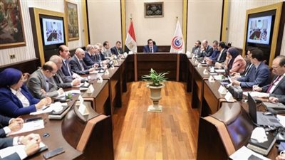 وزير الصحة يعقد اجتماعه الدوري بقيادات الوزارة لمتابعة سير العمل بالمنشآت الطبية (صور)