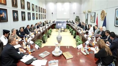 وزير السياحة والآثار يترأس الاجتماع الثاني للجنة الدائمة لتراخيص المنشآت الفندقية والسياحية (صور)