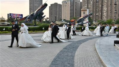 المنطقة المركزية العسكرية تنظم حفل زفاف جماعي لـ102 شاب وفتاة بمحافظات نطاق المسؤلية (صور)