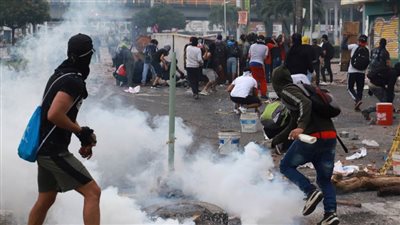 إيران على صفيح ساخن.. متظاهرون ينددون بالقمع.. والشرطة تحذر: عودوا إلى منازلكم 