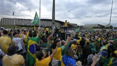 بعد خسارته.. أنصار رئيس البرازيل السابق يطالبون الجيش بإبقائه في السلطة