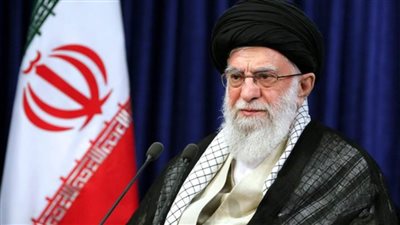 زعيم إيران متحديًا أمريكا: الولايات المتحدة ضعيفة تمامًا 