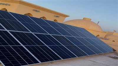 رئيس جامعة الفيوم يتلقى تقريرًا عن إنشاء محطة طاقة متجددة تعمل بالألواح الشمسية ومحطة أرصاد جوية للأغراض البحثية والعلمية (صور)