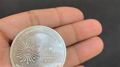 احتفالًا بقمة المناخ.. مصر تطلق عملة فضية بقيمة 100 جنيه وطابع بريدي تذكاري
