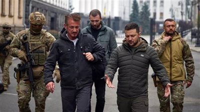 بالصور: الممثل الأمريكي شون بن يلتقي الرئيس الأوكراني ويعيره تمثال الأوسكار